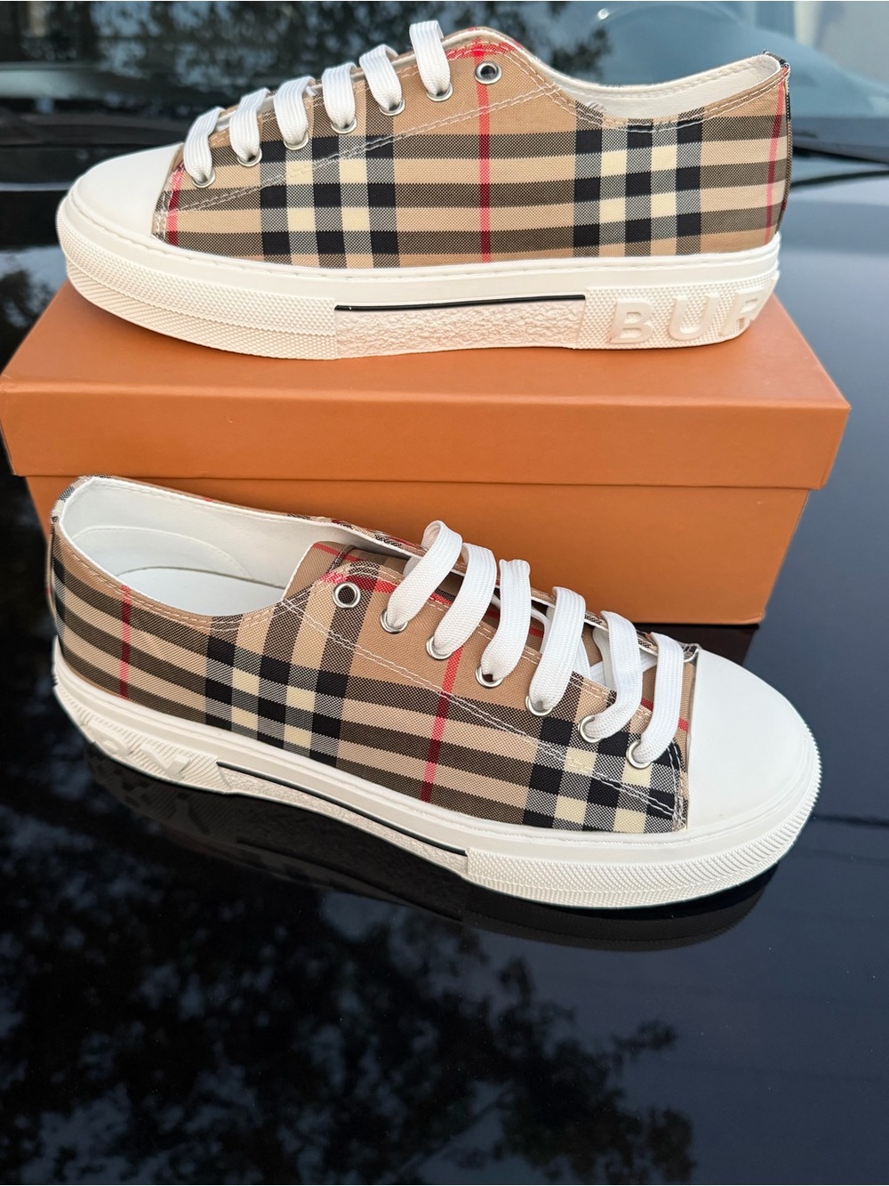 Burberry Beige Plaid Low-Top Sneakers with White Soles unisex size 9 run small